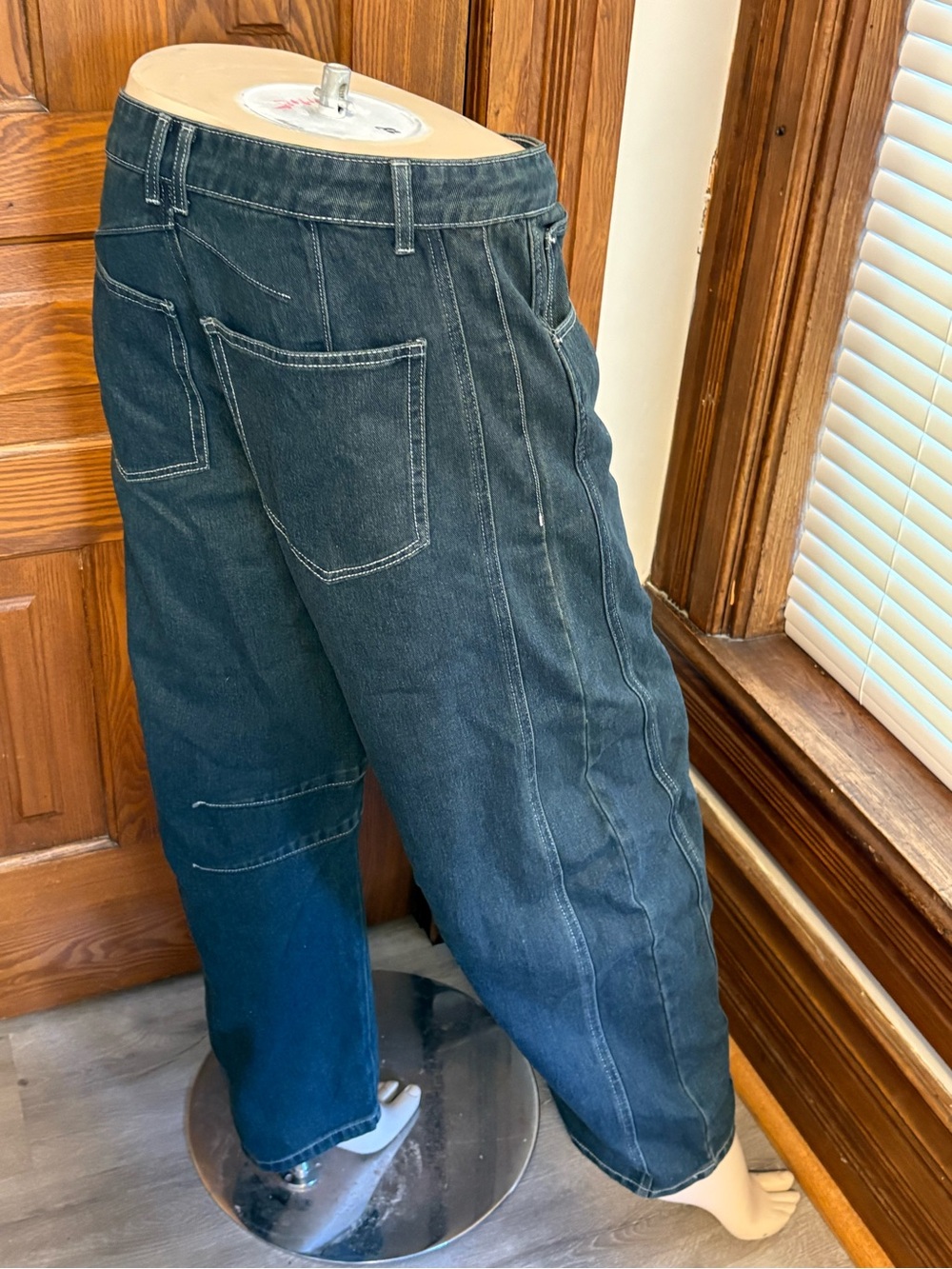 Women’s Dark Wash barrel leg Black Jeans - Relaxed Fit